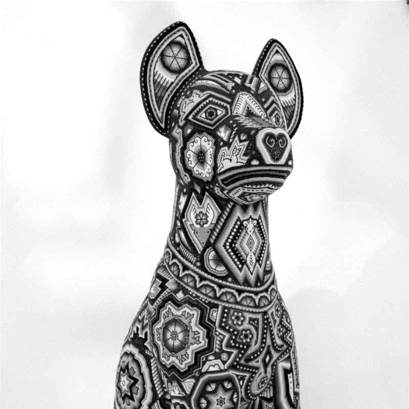 Escultura de perro con chaquira del arte wixárika